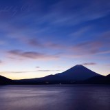 本栖湖から夜明けの富士山の写真 「朝焼雲疾走」