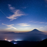 安倍峠より望む富士山と流星の写真 「宇宙からの来客」