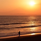 片瀬西浜海岸の夕日と富士山の写真 「青年」