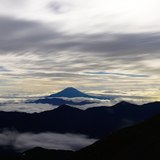 深夜の赤石岳から富士山を望むの写真 「夜空対談」