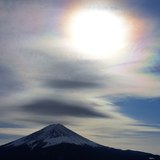 富士河口湖町から望む笠雲と彩雲の富士山の写真 「ニジイロノツバサ」