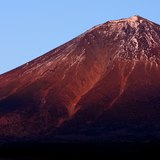 朝霧霊園より望む赤富士（紅富士）の写真 「西の空を映して」