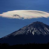 彩雲の笠雲と富士山の写真 「虹のざわめき」