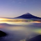 新道峠の雲海と夜景の写真 「虹色の雲海」