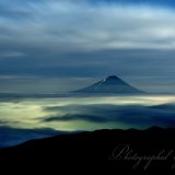 国師ヶ岳の雲海夜景の写真 「夜雲の渦」