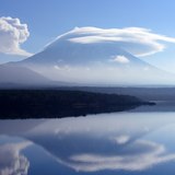 本栖湖の逆さ富士と笠雲の写真 「南風のいたずら」