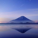 精進湖から望む夜明けの富士山と逆さ富士の写真 「夜明けに描く」