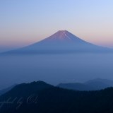 三つ峠の赤富士の写真 「霞の霊峰」