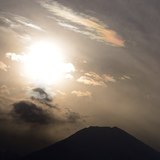 二十曲峠から望む彩雲と富士山の写真 「虹は駆け征く」