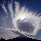 富士山上空の笠雲と日暈の写真 「GOD HAND」