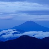 赤石岳より望む初雪化粧の富士山の写真 「初雪化粧のキミ」