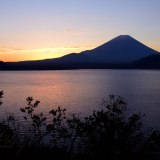 朝焼けの本栖湖と富士山の写真 「輝きを映して」