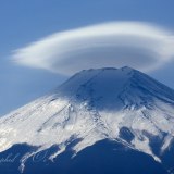 笠雲と富士山の写真 「王冠」