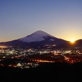 足柄街道から望む夜景と富士山と月の入りの写真 「月没のパノラマ」