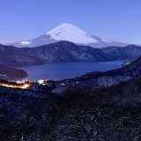 箱根大観山の樹氷と月光富士山の写真 「些雪の夜」