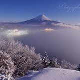 三ツ峠山から望む月光の雪景色と雲海の富士山の写真 「天空夢想」