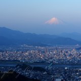 朝鮮岩からの夕景富士山の写真 「西陽の街」