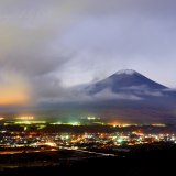 高座山からの夜明けの富士山の写真 「邪雲の舞」