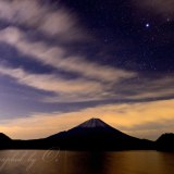 精進湖の星空の写真 「夜空の疾風」