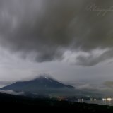 パノラマ台から曇天の富士山の写真 「轟き」