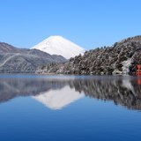 芦ノ湖湖畔の雪景色と逆さ富士の写真 「透き通る雪の町」