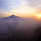 清水吉原から望む雲海と富士山の写真 「幕開けの陽」