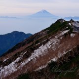 観音岳からの富士山の写真 「曇天の斜面」