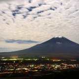 高座山の夜景と鱗雲の写真 「真夜中の鱗」