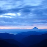 北岳から夜明けの富士山の写真 「蒼の揺らぎ」