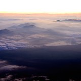 富士山山頂から望む夜明けの雲海と山中湖の写真 「夜明けを見下ろして」