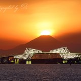 東京ゲートブリッジとダイヤモンド富士（舞浜より）の写真 「双刻の輝き」