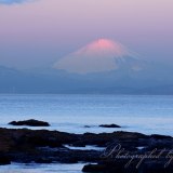 立石から見る紅富士の写真 「薄紅を頂く」