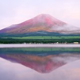山中湖から望む赤富士と逆さ富士の写真 「燻ぶる朱い眼差し」
