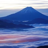 櫛形山から望む夜明けの雲海と富士山の写真 「大地の呼吸」