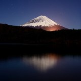 西湖の星空と逆さ富士の写真 「fuji candle」