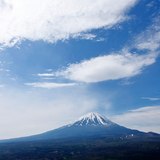 紅葉台から望む富士山と雲の写真 「賑わう白雲」