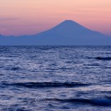 相模湾と夕焼けの富士山の写真 「鮮やかに暮れる」