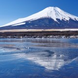 氷結した山中湖と富士山の写真 「半氷結」