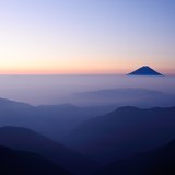 北岳から望む夜明けの富士山の写真 「浮かぶ」