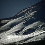 月光に照る富士山の斜面の写真 「ADULTな一面」