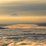 高ボッチの雲海と朝日の富士山の写真 「黄金に染まる朝」