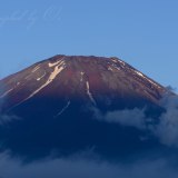 富士ヶ嶺高原の赤富士の写真 「茶富士の勇姿」