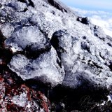 富士山登山道の雨氷の写真 「煌きのつぶて」