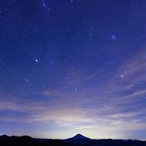蕎麦粒山から星空と富士山の写真 「夜空を仰ぎ見て」