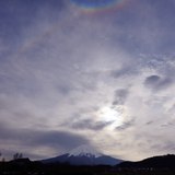 環天頂アーク、上部ラテラルアーク、タンジェントアークと富士山の写真 「虹の共演」