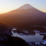 精進峠から見る富士山と精進湖の写真 「夜明けを見下ろして」