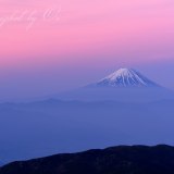 国師ヶ岳の朝焼け富士山の写真 「刹那の色」