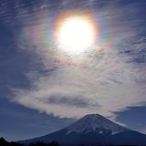 彩雲と富士山（光環）の写真 「虹色元気玉」
