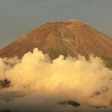 朝霧高原から望む夕焼けの富士山と雲の写真 「ニシムクサムライ」