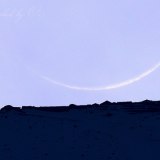 富士山山頂の鳥居と三日月の写真 「細月迫る」